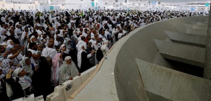 الحجاج يرمون جمرة العقبة الكبرى في مشعر منى
