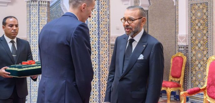 جلالة الملك يستقبل بتطوان البطل الأولمبي سفيان البقالي