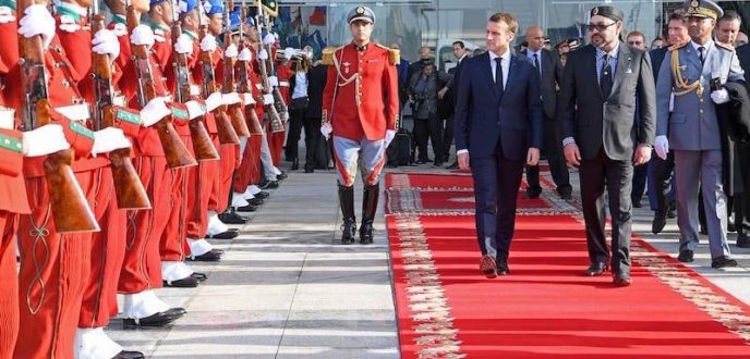 وفد رفيع المستوى يرافق ماكرون في زيارته الى المغرب