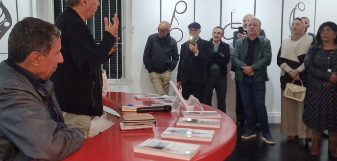 معرض “الزهد والفن” بطنجة.. إبداع تشكيلي فريد يربط بين الإيمان والفن عبر الحروف واستدلالاتها