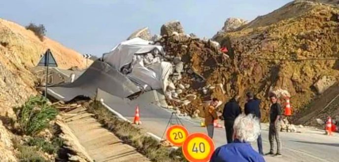 انهيار صخري بين الجبهة والحسيمة يشل حركة المرور ويربك السائقين