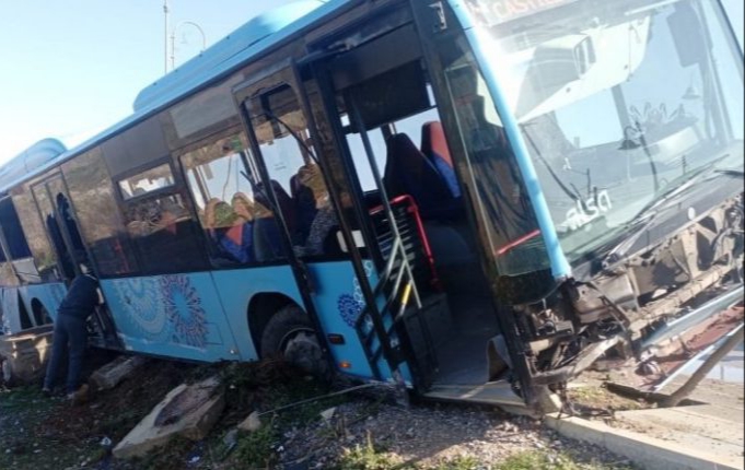 انقلاب حافلة للنقل الحضري بأصيلة وإصابة 11 راكبا بجروح خطيرة