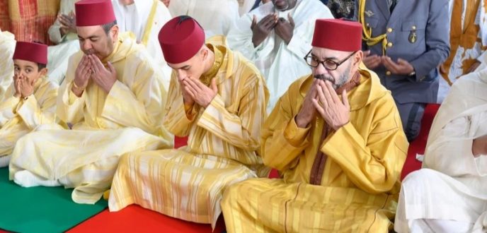 أمير المؤمنين يؤدي صلاة عيد الفطر المبارك بمسجد أهل فاس بالمشور السعيد