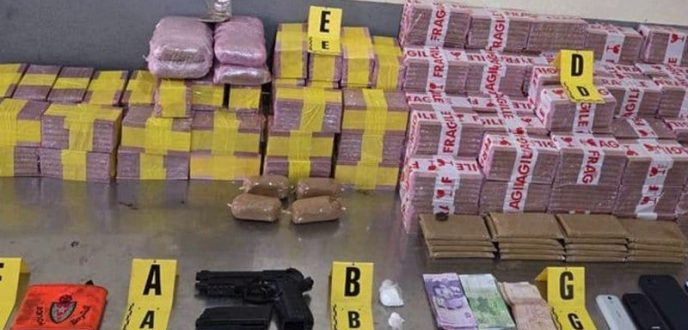 ضبط شرطي ومرافقه متلبسين بتهريب 172 كيلوغرامًا من المخدرات