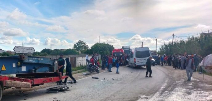 مصرع سائق في اصطدام مروع بين شاحنة وسيارة نقل عمال ضواحي طنجة