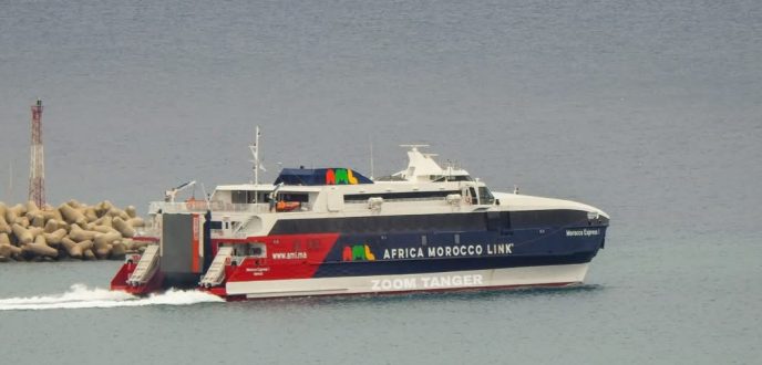 استئناف حركة الملاحة البحرية بين ميناءي طنجة وطريفة بعد توقفها بسبب الرياح