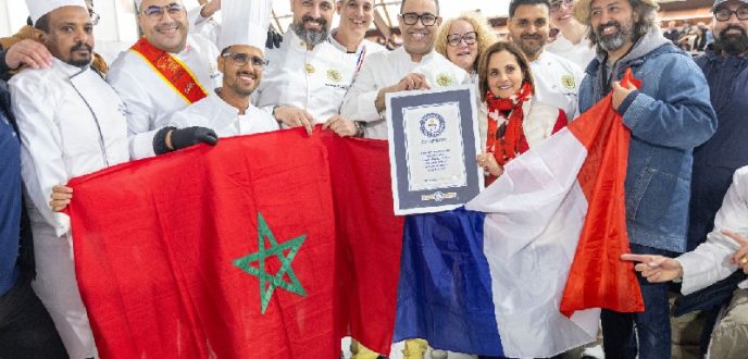 صانع حلويات مغربي يدخل موسوعة غينيس بأطول كعكة فراولة في العالم