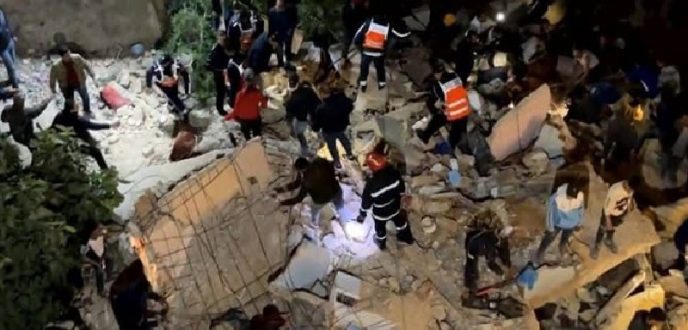 مصرع 9 أشخاص جراء انهيار بناية سكنية من عدة طوابق بفاس