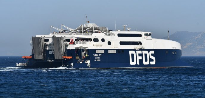 رياح الشرقي تعطل حركة الملاحة البحرية بين ميناءي طنجة المدينة وطريفة