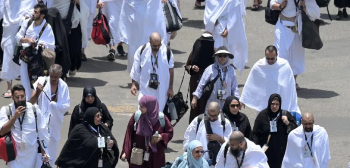 حجاج بيت الله الحرام يواصلون التوافد إلى “عرفات” لأداء ركن الحج الأعظم