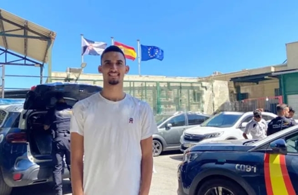 لاعب المغرب التطواني محمد الزيتوني يتسلل إلى سبتة سباحة