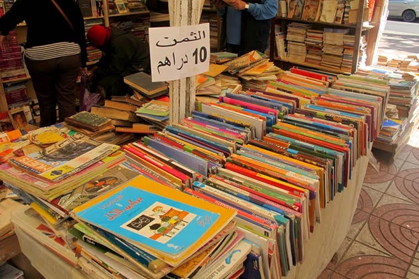 الكتب المدرسية المستعملة.. ملاذ الأسر لتخفيف عبء الدخول المدرسي