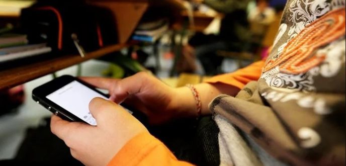 وزارة التربية تطلق خطة وطنية لمواجهة الإدمان الرقمي وزارة التربية تطلق خطة وطنية لمواجهة الإدمان الرقمي