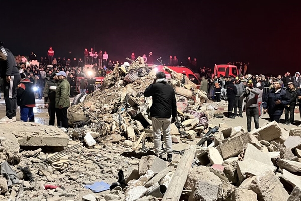 فتح بحث قضائي لتحديد أسباب انهيار بنايتين بفاس وارتفاع حصيلة الضحايا إلى 22 قتيلا