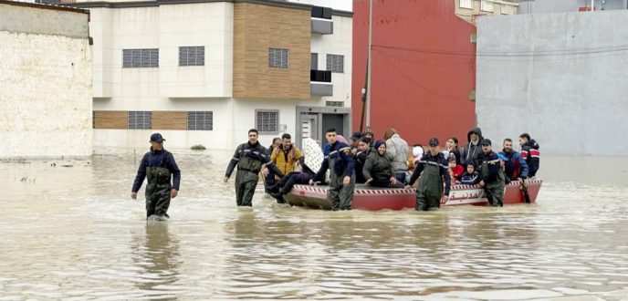 عمليات الإجلاء متواصلة بالقصر الكبير لحماية الساكنة ومتضرري الفيضانات