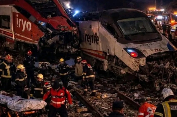 مصرع 39 شخصا في اصطدام قطارين وانحرافهما عن السكة بإسبانيا