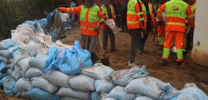 القصر الكبير .. الجهود متواصلة لحماية الأحياء السكنية المهددة بالفيضانات