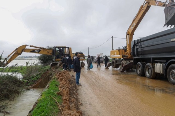 انقطاع مؤقت لحركة السير على الطريق الوطنية رقم 1 والطريق الجهوية 410 على مستوى مدينة القصر الكبير