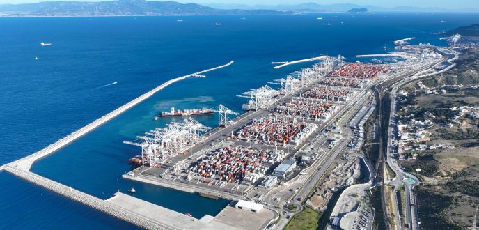 ميناء طنجة المتوسط يتجاوز عتبة 11 مليون حاوية عام 2025