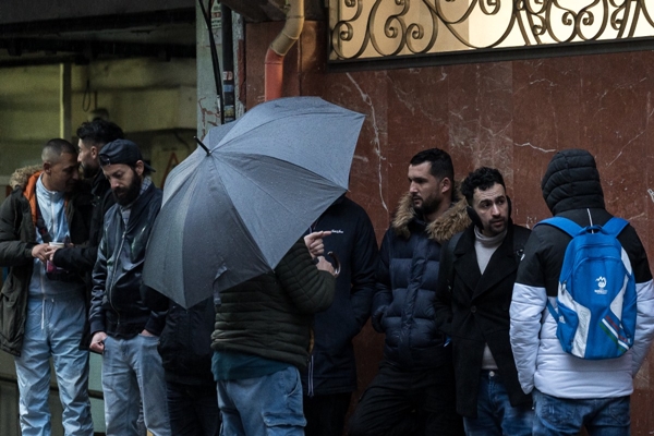 إسبانيا تطلق خطة لتسوية أوضاع نحو نصف مليون مهاجر غير نظامي