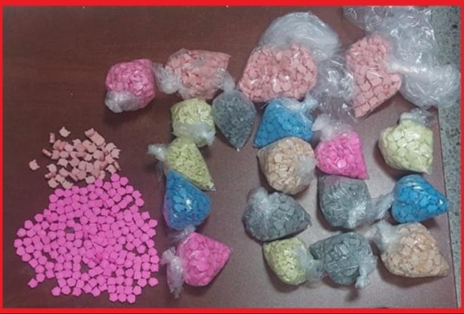 أمن طنجة يطيح بمروج “الإكستازي” وبحوزته 4000 قرص مهلوس