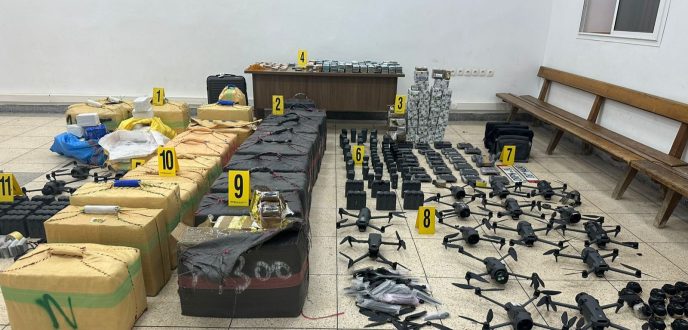 توقيف جزائري ضمن شبكة لتهريب المخدرات وحجز “درونات” ومبالغ مالية كبيرة