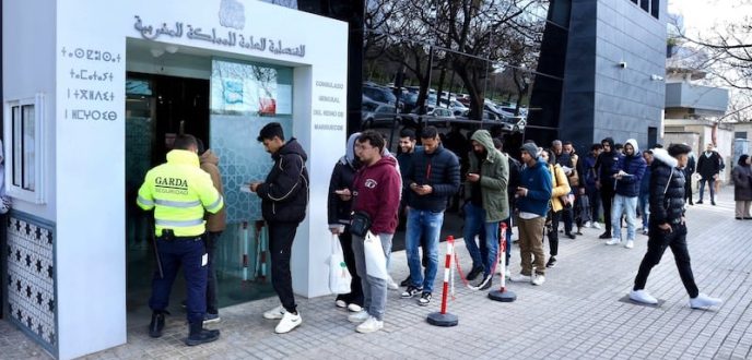 إقبال كبير على القنصلية المغربية بالجزيرة الخضراء بعد فتح تسوية وضعية المهاجرين