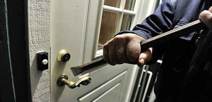 سطو على منزل أسرة بالخارج يقود إلى 25 سنة سجنا نافذا