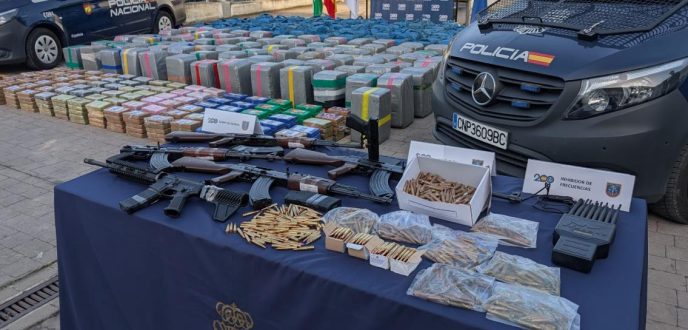 الشرطة الإسبانية تحبط تهريب شحنة قياسية من الكوكايين وتعتقل 10 أشخاص