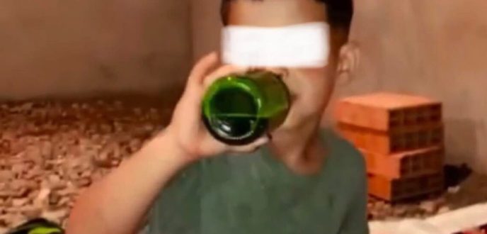 “ما تقيش ولدي” تستنكر إجبار طفل على شرب مادة مسكرة وتطالب بفتح تحقيق عاجل