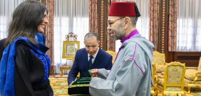 جلالة الملك يستقبل المتسلقة المغربية نوال صفنضلة ويوشحها جلالته بوسام المكافأة الوطنية من درجة ضابط