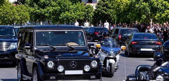 جلالة الملك محمد السادس يحل بطنجة وسط استقبال شعبي حار