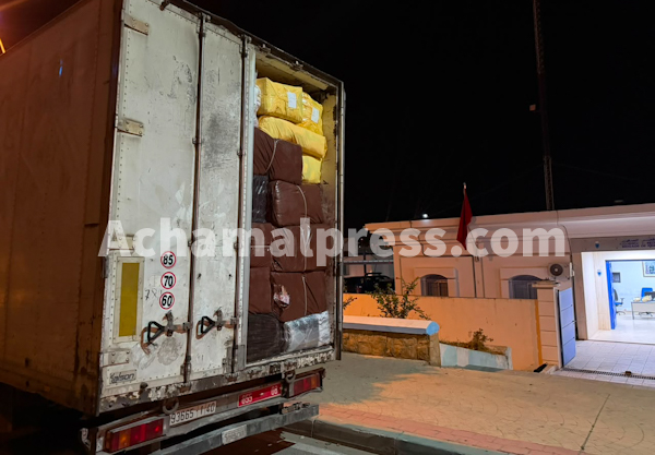 جمارك طنجة تحجز شحنة من الأثواب والملابس المهربة في طريقها الى الدار البيضاء
