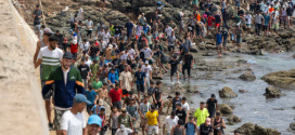 عودة قرابة 70 ألف مهاجر إلى المغرب وإسبانيا تنصب حواجز بحرية عائمة لوقف التدفقات