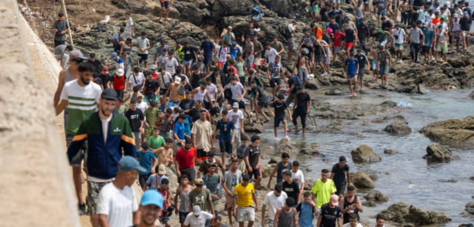 عودة قرابة 70 ألف مهاجر إلى المغرب وإسبانيا تنصب حواجز بحرية عائمة لوقف التدفقات