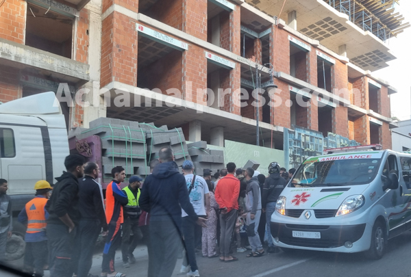 سقوط حمولة من القوالب الإسمنتية ينهي حياة عامل ويصيب آخر بطنجة